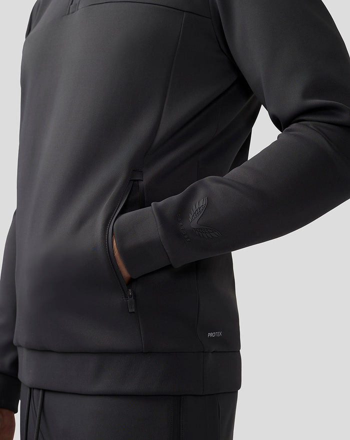 Detail van donkergrijze Scuba Top met zijritszak, PROTEK label en logo op mouw.