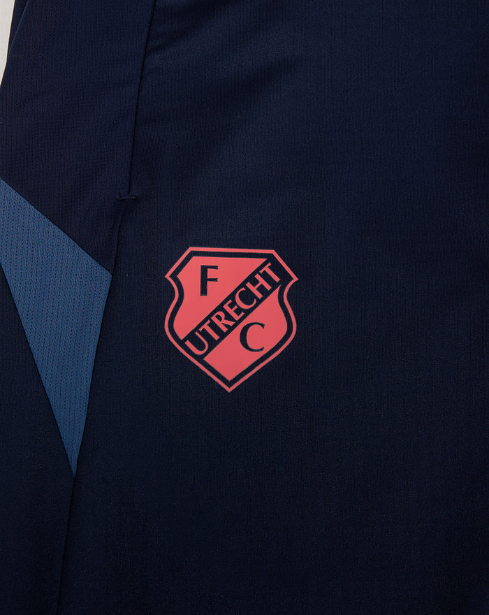 Close-up of navy FC Utrecht training shorts with pink crest on the leg