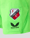 Lichtgroene FC Utrecht keepershort met clubembleem en Castore-logo