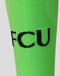 Nauwkeurige close-up van neon groene keepersok met zwart FCU merk