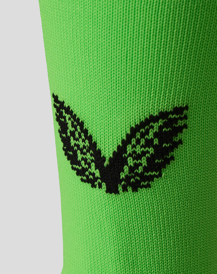 Detail van neon groene keepersok met zwarte vleugelvorm logo
