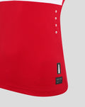 Close-up van het rode rugpaneel van het FC Utrecht shirt met zijoogjes en een Castore label bij de zoom