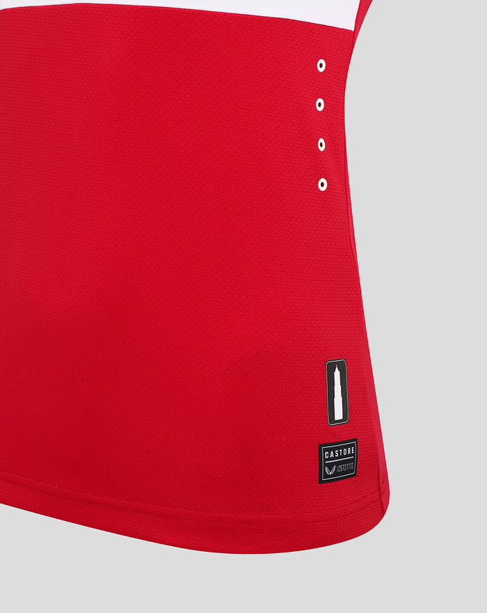 Close-up van het rode rugpaneel van het FC Utrecht shirt met zijoogjes en een Castore label bij de zoom