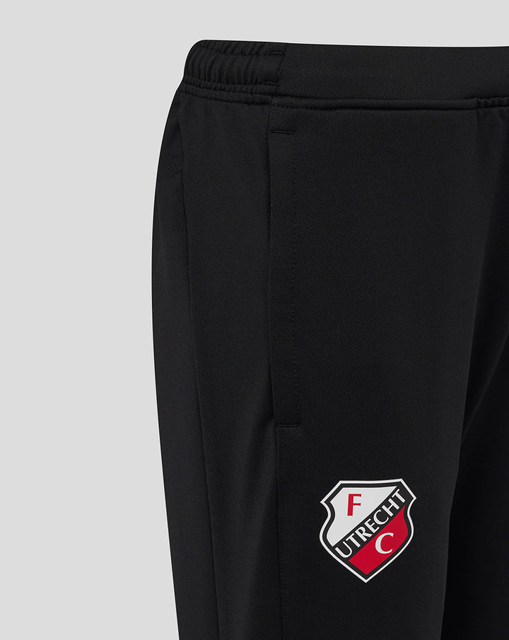 Zwarte FC Utrecht trainingsbroek junior met clublogo op het been en elastische tailleband