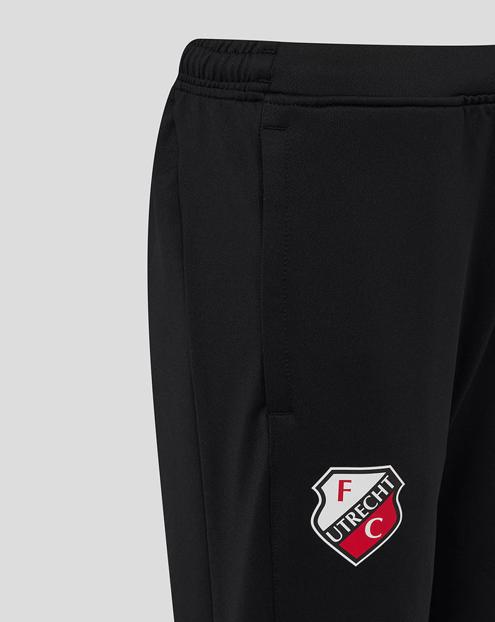 Zwarte FC Utrecht trainingsbroek junior met clublogo op het been en elastische tailleband
