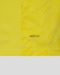 Detail van gele keepershirt stof met AerTek tekst en grafisch patroon