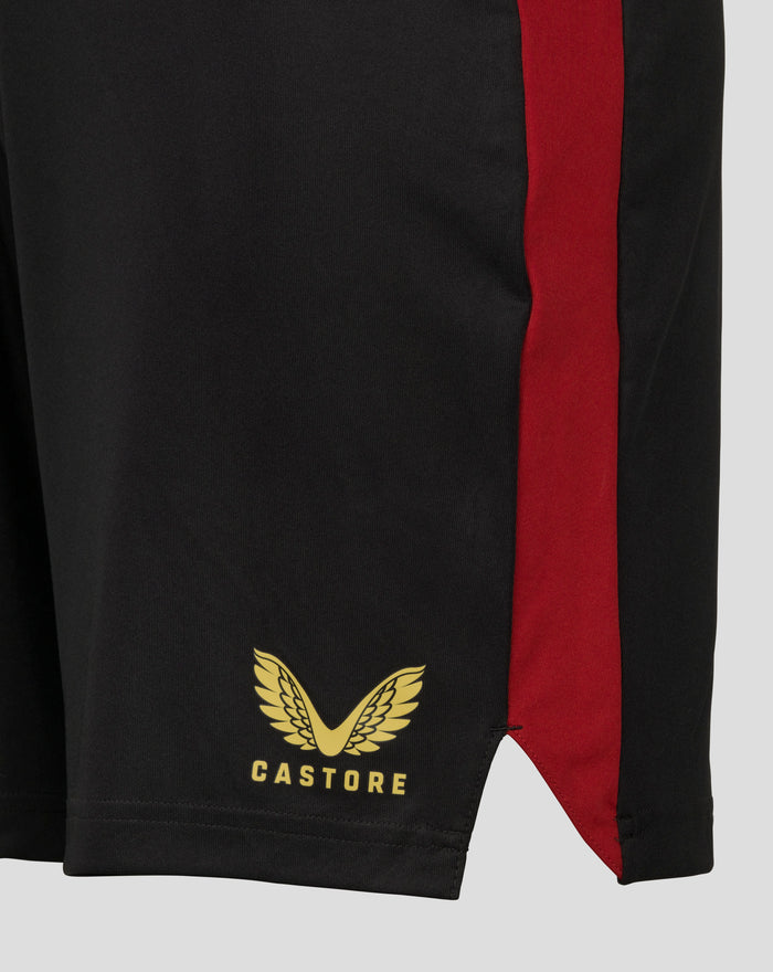 Zijkant van zwarte FC Utrecht trainingsshorts met rode stripe en gouden Castore embleem op het been