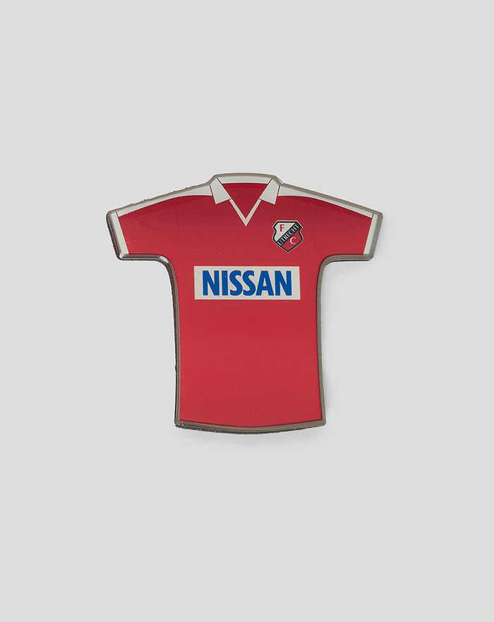 Retro FC Utrecht magneet in vorm van een rood voetbalshirt met Nissan sponsor