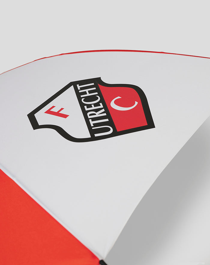 Close-up van het Utrecht embleem op een wit paneel van de golfparaplu